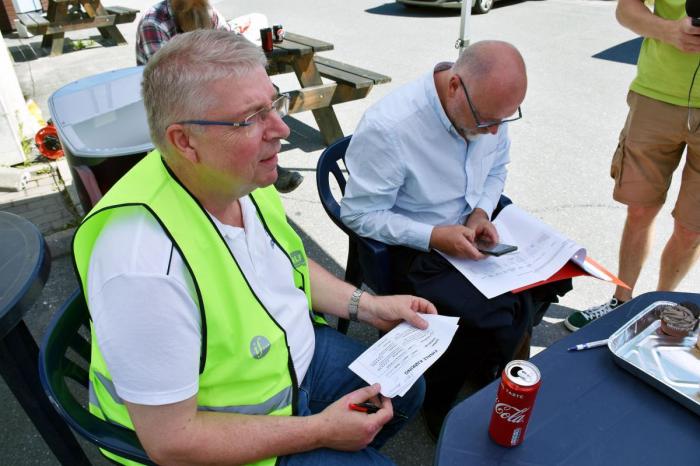 Alle deltakerne er ferdigkjørt og sekretariatet regner og skriver så blekket spruter. Sensor Hans Olav Karlsen og NLFs regionsjef Roy N. Wetterstad dobbeltsjekker alle detaljer før vinneren kåres. Foto: Stein Inge Stølen