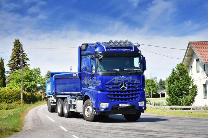 Ruben håndterer lastebilen trygt gjennom T-krysset. Men like bak kommer en brannbil... hvordan vil det slå ut på resultatet? Foto: Stein Inge Stølen