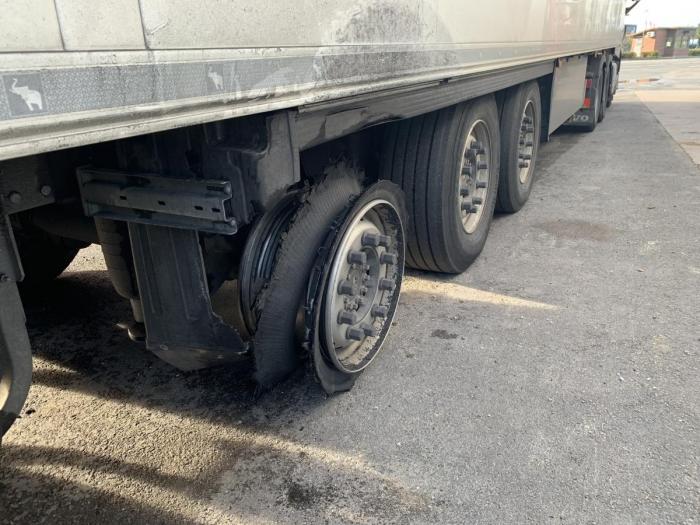 Girteka-sjåføren hevdet han ikke la merke til at dekket på hengeren eksploderte, heller ikke at dekkbitene pisket skapet og la igjen gummirester i milevis. Det var en kontrollør i Statens vegvesen som til slutt oppdaget problemet. Kjøretøyet var også involvert i ulovlig kabotasje på kontrolltidspunktet. Foto: Statens vegvesen