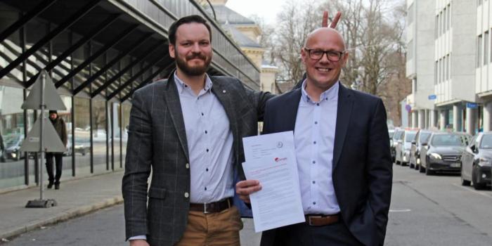 PR-turné: Her viser Girteka stolt frem hostellavtalen til nettstedet Tungt.no, som ifølge firmaet selv skulle omfatte rundt 1000 overnattinger i året for sine sjåfører. Til venstre: Direktør for Girtekas aktivitet i Norge, Kestutis Cizikas. Til høyre: Daværende kommunikasjonssjef Kristian Kaas Mortensen. Foto: Haakon Førde/Tungt.no