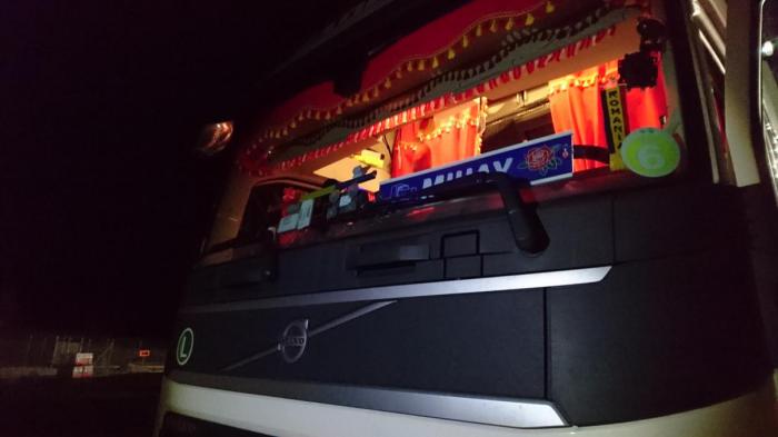 DÅRLIG SIKT: Det blir vanskelig å kjøre lastebil når hele frontruten er full...(Foto: Statens vegvesen)