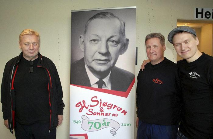 Tre generasjoner Sjøgren hyller den fjerde: Gunnar (t.v.), Bård og Ole-Herman. Alle er stolte over hva Herman Sjøgren har gjort for familien. Foto: H. Sjøgren & Sønner AS