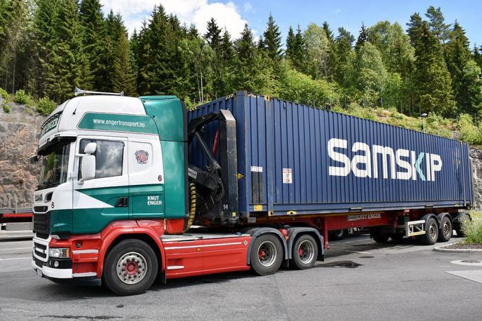 Harald kjører for Knut Enger AS og bruker en 2015 Scania R580 med Euro VI-teknologi. Foto: Stein Inge Stølen