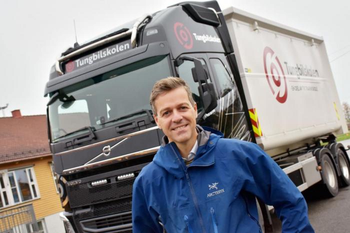 Statsråden trivdes godt bak rattet på lastebilen, som han selv kjørte til Gjerdrum skole. Foto: Stein Inge Stølen
