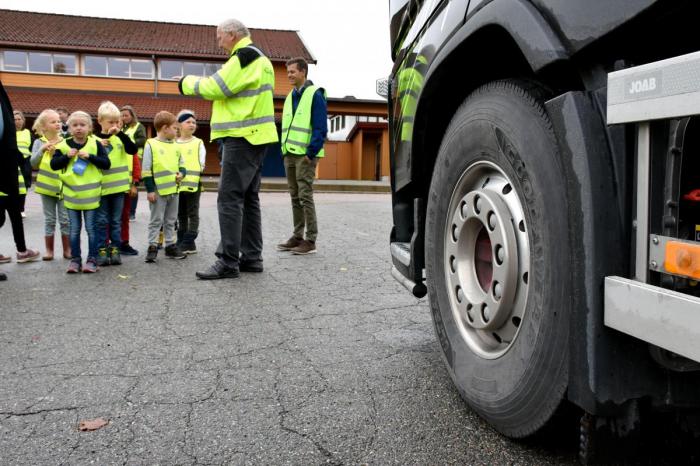 Blindsonene rundt lastebilen er store. Dette er viktig kunnskap for barn som begynner å ferdes i trafikken. Foto: Stein Inge Stølen