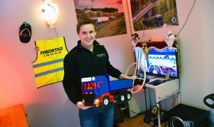 Hein Høljeneset var 15 år da Lastebil.no besøkte ham på gutterommet. Da var det skruing på fjernstyrte modellastebiler som var en av hovedinteressene. To år senere skrur han fortsatt på lastebiler, men nå i stort format. Foto: Stein Inge Stølen