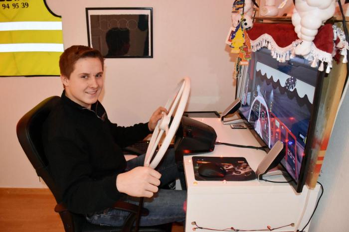 Bak dette spesiallagde lastebilrattet har Hein klokket mange timer langs vegen. Foto: Stein Inge Stølen