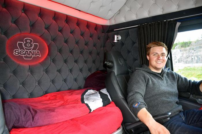 Det er ikke rart Henrik trives i sin Scania R 580, når hytta ser slik ut inni. Foto: Stein Inge Stølen