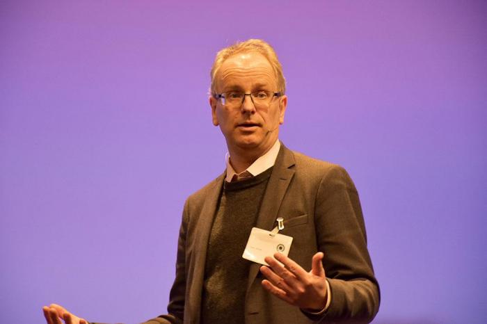 Med en god dose humor gikk forsker og filosof Henrik Syse løs på de tidvis absurde årsakene til vår kollektive adferd. Foto: Stein Inge Stølen