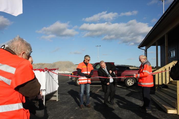 Døgnhvileplassen ble offisielt åpent av statssekretær Hoksrud og Statens vegvesen uttrykte tilfredshet med at plassen nå endelig er klar til bruk. Foto: Samferdselsdepartementet.