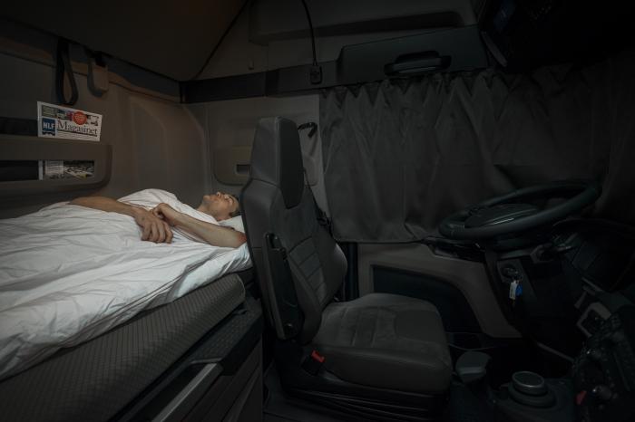 NOK HVILE: Reglene for kjøre- og hviletid skal blant annet ivareta sjåførens arbeidsvilkår og trafikksikkerheten. Illustrasjon: NLF