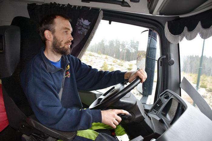 Anders Sørum er imponert over HVO-drivstoffet så langt. Han opplever at lastebilen trekker bedre nå enn med tradisjonell diesel. Foto: Stein Inge Stølen