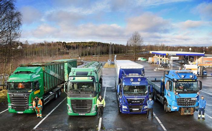 Scania, Volvo, Mercedes-Benz og MAN deltar på testen. Testsjåførene fra venstre: Torbjørn Hansen, Ole Birger Skrebergene, Odd Inge Hovin og Anders Sørum. Foto: Stein Inge Stølen