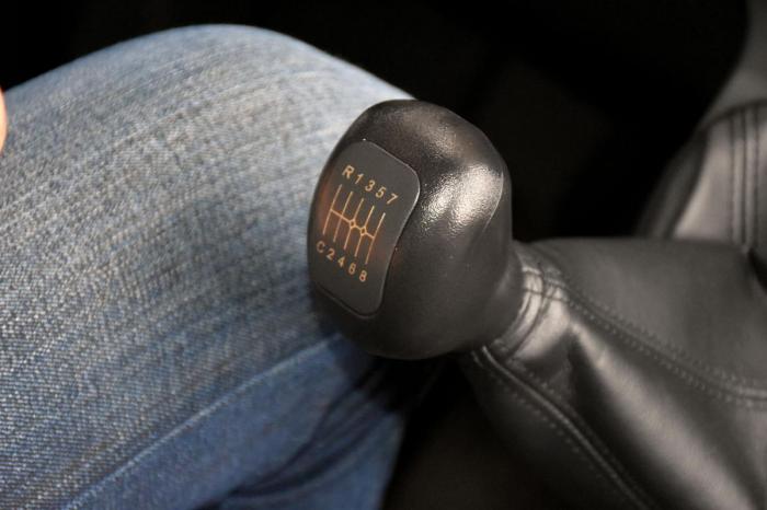 Bak rattet på en GAZ Ural sitter du som i en vanlig pick-up. I høyre hånd har du en åttetrinns manuell girspak. Foto: Stein Inge Stølen