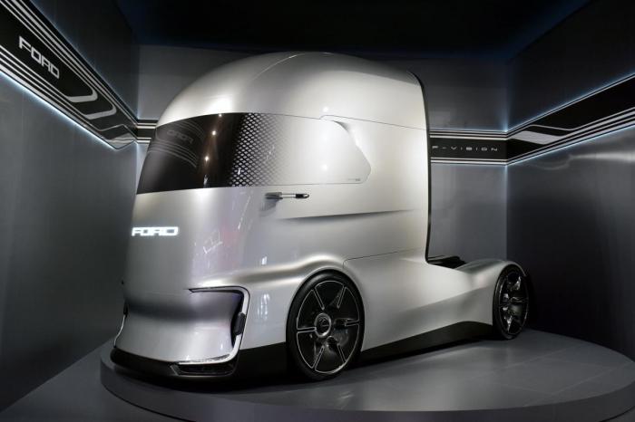 Ford er på lastebilradaren igjen. Her viser de sin F-Vision som skal være en titt inn i en autonom, elektrisk fremtid. Denne skal visstnok ha en «interaktiv front», uten at de er veldig tydelige på hva det egentlig betyr. Foto: Stein Inge Stølen