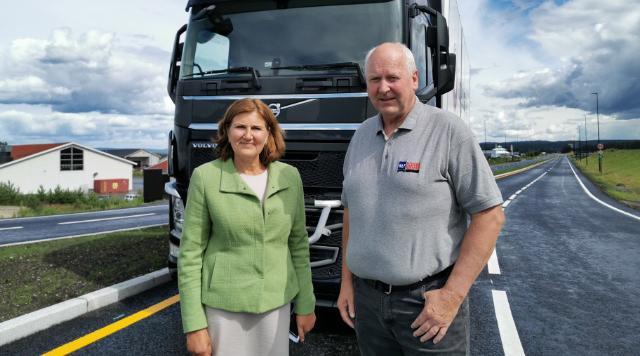 NORGES FINESTE?: NLF forbundsleder Tore Velten her sammen med vegdirektør Ingrid Dahl Hovland er imponert over den nye vegstrekningen. I går fikk Velten teste vegen som passasjer med vegdirektør Ingrid Dahl Hovland som sjåfør. Hovland ble først kjørte på gamlevegen med Velten som sjåfør, deretter kjørte Hovland på nyvegen for å kjenne forskjellen. Foto: Guttorm Tysnes