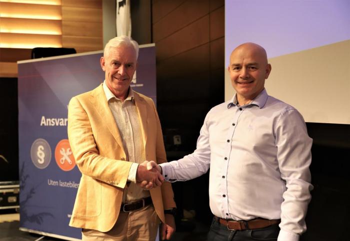 T.v. Sverre-Jan Rønneberg gir seg i forbundsstyre, og sender stafettpinnen videre til Inge Råheim. Foto: André Kjernsli