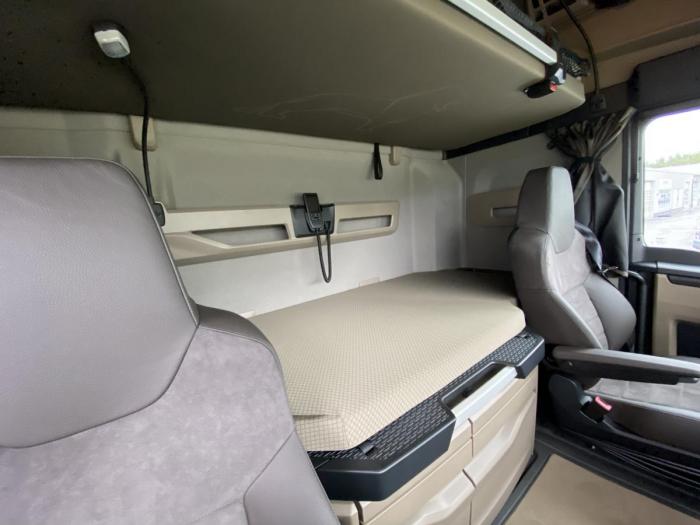 LUFTIG: I den største kabinen er det 220 cm takhøyde og god plass til køyeseng. Foto: Jamieson Pothecary