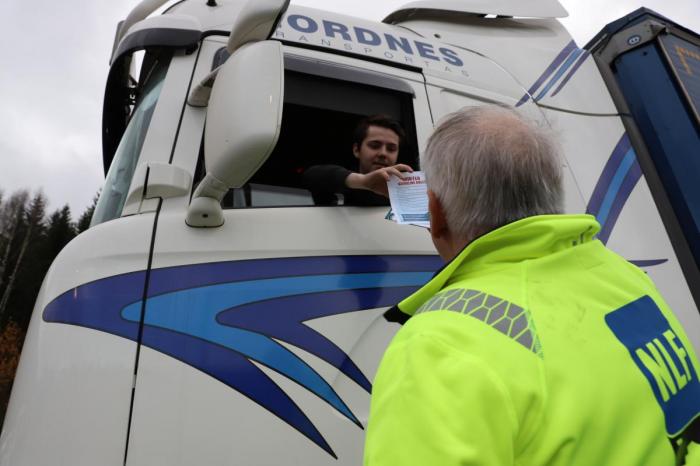 På kjettingdagen deler NLF ut informasjon på både norsk og engelsk om vinterkjøring og kjettingbruk. Foto: André Kjernsli