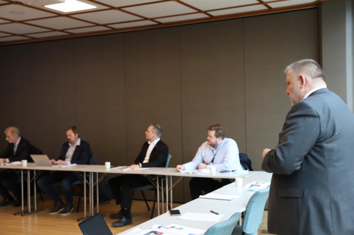 NLFs Geir A. Mo orienterer samferdselsminister Jon-Ivar Nygård (AP). Foto: André Kjernsli