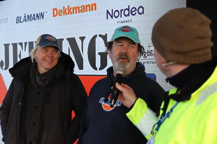 Lange flate ballær 3. f.v. Regissør Harald Zwart og skuespiller Petter hadde selvfølgelig tatt turen til Kjetting-NM på Kløfta. Foto: André Kjernsli