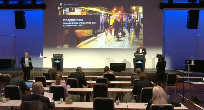 NLF-direktøren ga klare anbefalinger til statsråden fra talerstolen. Smitteverntiltak gjorde at det var god avstand mellom tilhørerne på Oslo Kongressenter og desto flere på hjemmekontor. Skjermdump: Regjeringen.no