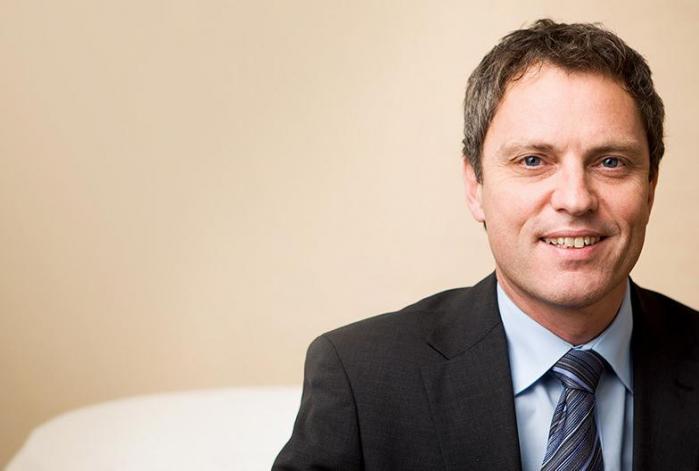 Ivar Martinsen er konserndirektør for bedriftsmarked i IF. Han er bekymret for hvordan utrygge forhold langs vegene påvirker lastebilsjåførene. Foto: IF