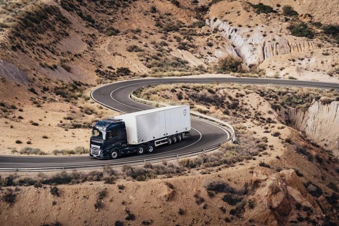 BIODRIVSTOFF: Den nye D17-motoren er sertifisert for å kjøre på HVO (hydrogenert vegetabilsk olje) i alle effektklassene. Foto: Volvo Trucks