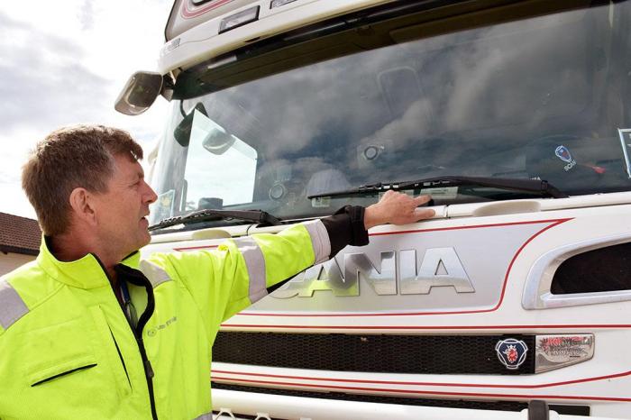 Jan Helge kjører tidvis på kontinentet og har bombrikker tilknyttet flere land. Han stusser over at Norge ikke er like flink til å kreve inn bompenger som eksempelvis Romania og Bulgaria. Foto: Stein Inge Stølen