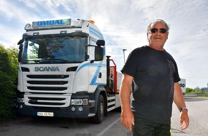 Jan Holt frakter dører og vinduer for Nor-Dan. Foto: Stein Inge Stølen