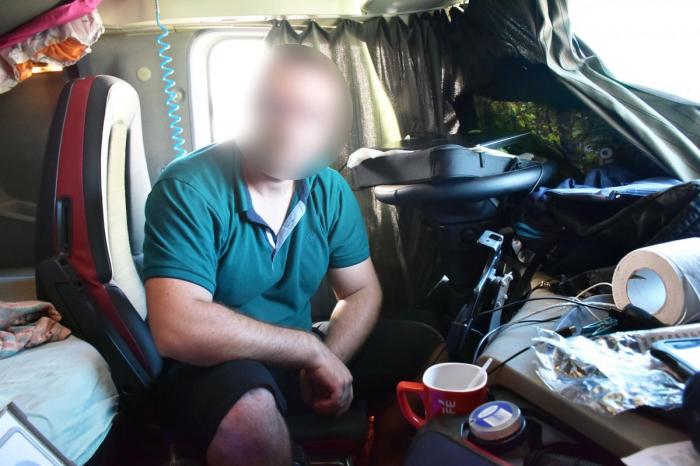 Et høyt antall sjåfører bor i en slik lastebilhytte i månedsvis av gangen. Foto: Stein Inge Stølen