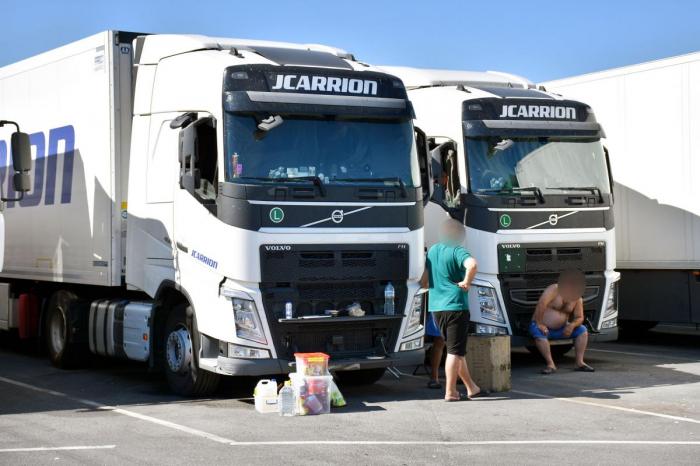 Siden propangass er en begrenset luksus for de rumenske sjåførene, går man ofte sammen om å lage middag. Slik utvikles det også et spesielt bånd. Foto: Stein Inge Stølen