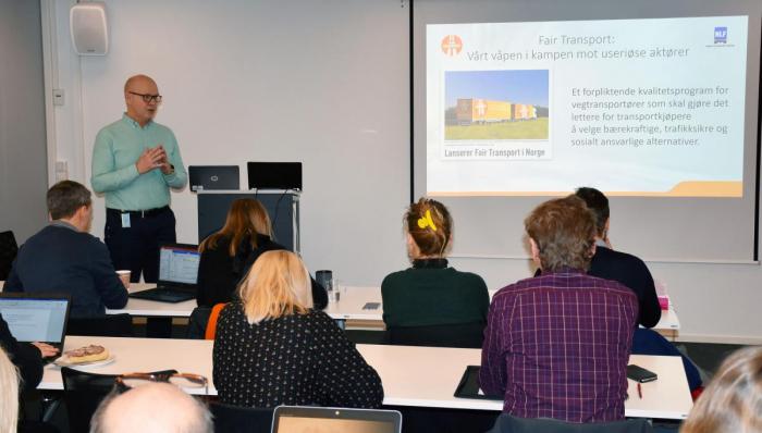 NLFs Jens Olaf Rud forteller fagfolket om verktøykassen som ligger i Fair Transport-konseptet under TØI-seminaret i november. Foto: Stein Inge Stølen