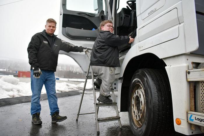 Kjøreleder Martin Sakshaug ved Lørenskog Distribusjon og Lager hjelper Jørgen å kartlegge særbehov før han begynner i jobben neste måned. Foto: Stein Inge Stølen