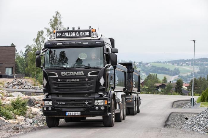 Jonas Stokkebekk Nordby gleder seg til å få den nye lastebilen senere i år. Foto: André Kjernsli
