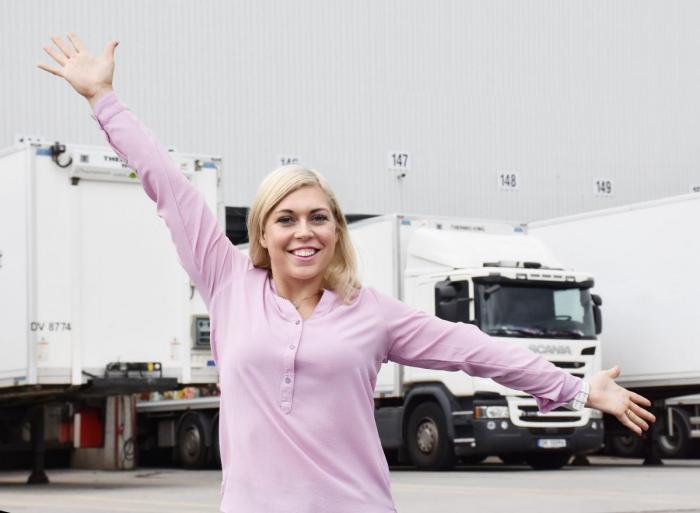 Julianne Brox (27) er brennende opptatt av sjåføryrket. Foto: Stein Inge Stølen