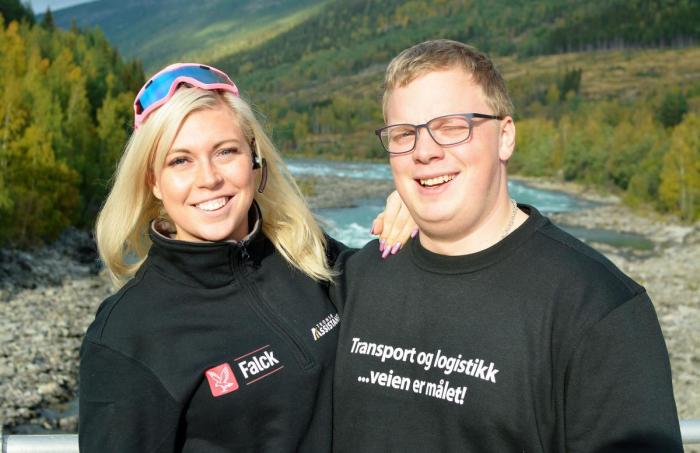 Julianne har kjørt 1 700 kilometer fra Tromsø til Lillestrøm sammen med kollega Sander Ludvigsen. Foto: Charles Galaasen