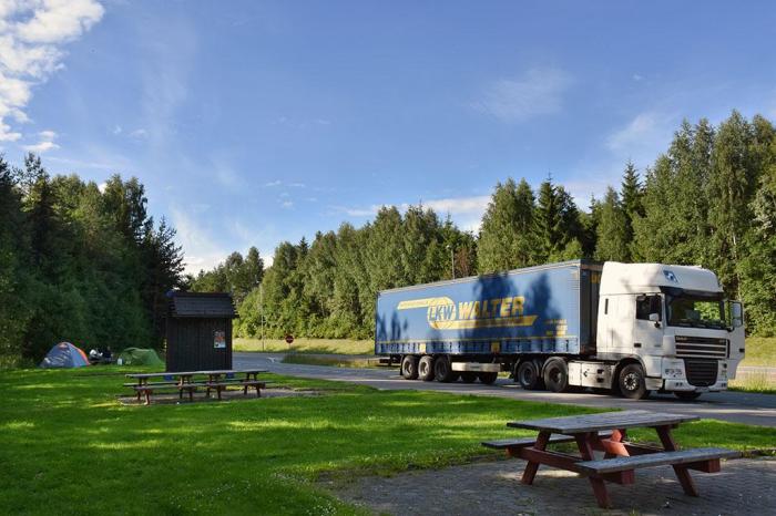 Det er ikke uvanlig å se utenlandske sjåfører som telter ved lastebilen, også i Norge. Bildet er tatt ved Brumunddal sommeren 2016. Foto: Stein Inge Stølen