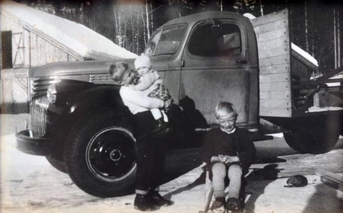 Både Torolf og brødrene vokste opp med lastebiler på alle kanter. Foto: Privat