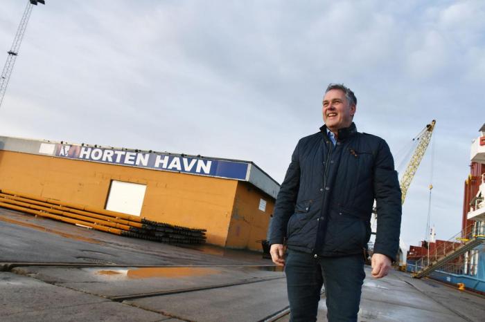 Kenneth Lindquist er daglig leder i Viking International Transport og Spedition AS og Viking Svensrud Transport AS. Han har derfor ansvar for alt som skjer fra båtene kommer inn til godset er levert hos kundene. Foto: Stein Inge Stølen