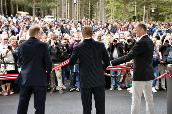 Ketil Solvik-Olsen fikk æren av å gjennomføre snorklippingen, siden det var han som godkjente prosjektet som daværende samferdselsminister. Her sammen med statssekretær Tommy Skjervold (i midten) og konstituert vegdirektør Bjørne Grimsrud (til venstre).