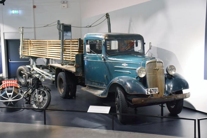 Chevrolet var et vanlig syn som lastebil både før og etter krigen. Med toppventilert rekkesekser gjorde den stort sett nytten og trakk godt. Dette eksemplaret ble kjøpt hos Sandefjord Bilcentral A/S i 1936 av brødrene Hans og Håkon Gallis. Med denne kjørte de både meieriprodukter og trevirke. Sistnevnte er presentert her, med sin smarte Isachsen-løsning på slep. Foto: Stein Inge Stølen