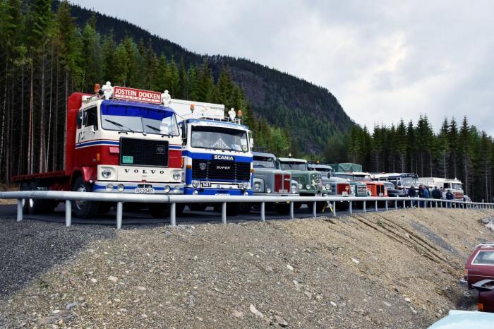 En rekke veteranlastebiler tok turen til Hunderfossen for å representere flere elementer av norsk transporthistorie. Foto: Stein Inge Stølen