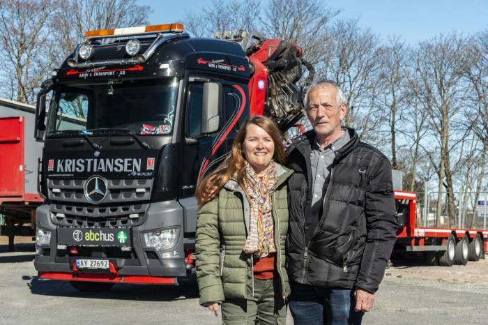 Støtte: – Yvonne er drivkraften og får mye av æren for bedriftens suksess. Hun er også en pådriver for Fair Transport, sier Per Esben Kristiansen om sin kone kona Yvonne Kristiansen. Foto: Jamieson Pothecary