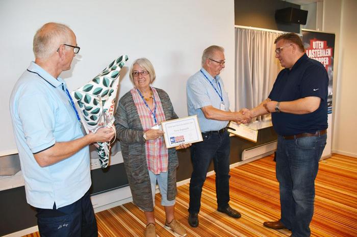 Tove og Johan Espeseth har gjort en formidabel innsats som kollegahjelpere. Nå er tiden inne for å sende stafettpinnen videre. Her hedres paret av NLF-direktør Geir A. Mo og leder for Kollegahjelpen Guttorm Tysnes. Foto: Stein Inge Stølen