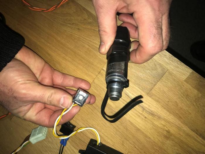 830 kilometer på 7,5 timer vekket mistanke, og jukset ble avslørt. Til høyre registreringssensoren i fartsskriveren og til venstre manipuleringsutstyret. Foto: Åge Røilid, Statens vegvesen