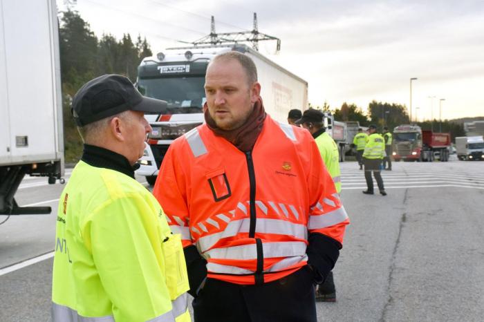 Seksjonsleder Erik Wolff oppdaterer samferdselsministeren på de største utfordringene de står overfor på kontrollplassen. Foto: Stein Inge Stølen