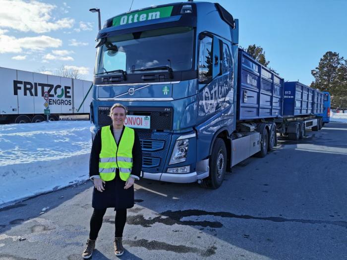 Ordfører i Rauma, Yvonne Wold, var med i konvoien som passasjer hos sjåfør Torstein Ottem, og fikk sett utfordringene på strekningen fra modulvogntognets perspektiv. Foto: T. Ottem Transport AS