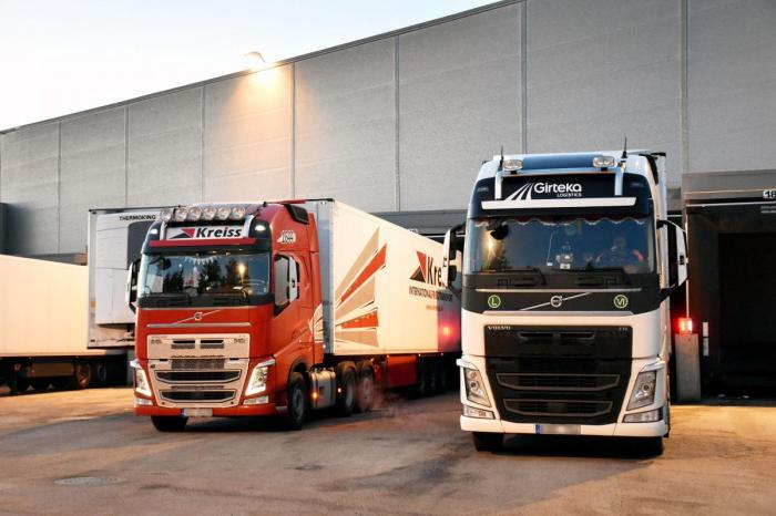 Kreiss og Girteka er to av selskapene som oftest er å finne i politianmeldte tilfeller av ulovlig kabotasje. Her losser begge hos sjømatgiganten Mowi på Gardermoen. Foto: Stein Inge Stølen