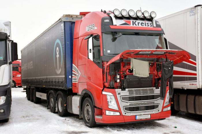 Kreiss-sjåfører bor i bilene i tre måneder i strekk. Kontraktene avslører grunnlønn på 370 Euro per måned. Foto: Stein Inge Stølen